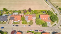Funktionalität trifft Wohnästhetik - Durchdachtes Architektenhaus in Feldrandlage - Drohnenaufnahme