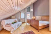 Funktionalität trifft Wohnästhetik - Durchdachtes Architektenhaus in Feldrandlage - Schlafzimmer