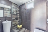 Vielseitig nutzbares Designhaus mit elegantem Outdoor-Living - Duschbad
