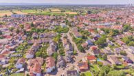 Charakterstarkes Split-Level-Haus mit besonderem Raumkonzept & viel Platz im Freien - Drohnenaufnahme