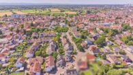 Charakterstarkes Split-Level-Haus mit besonderem Raumkonzept & viel Platz im Freien - Drohnenaufnahme