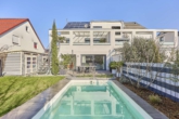 Moderne Erdgeschosswohnung mit eigenem Garten & Pool - Pool mit Blick auf die Terrasse