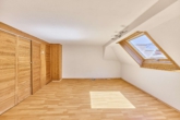 Teilsaniertes Zweifamilienhaus auf der Haardt mit großem Gartengrundstück in sonniger Lage - Schlafzimmer