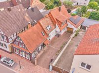 Vielseitiges Wohnensemble mit zwei Eingängen & traumhaftem Garten mit großem Pool - Drohnenaufnahme