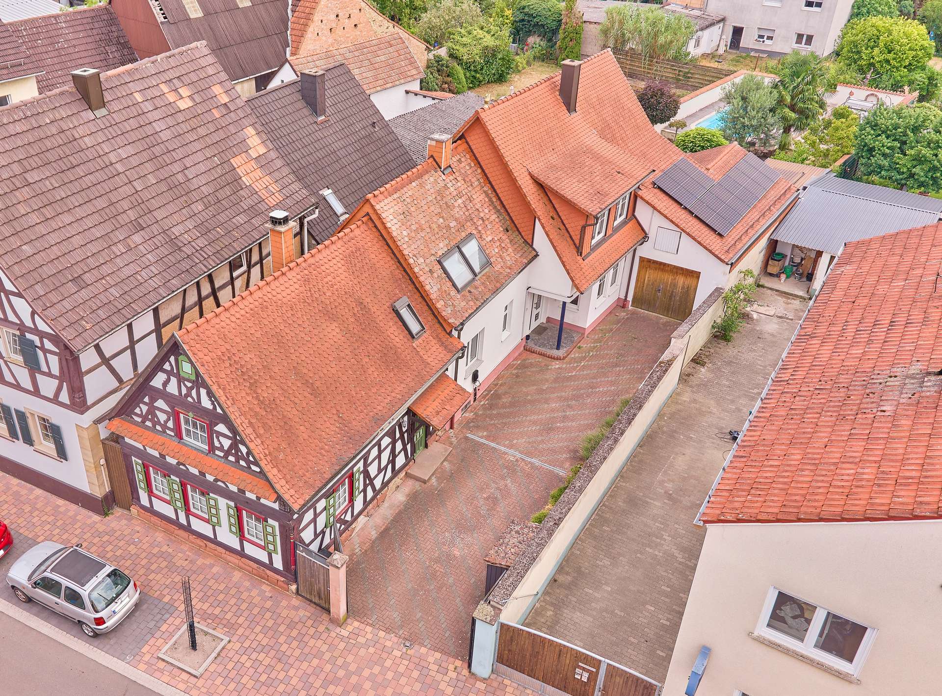 Vielseitiges Wohnensemble mit zwei Eingängen & traumhaftem Garten mit großem Pool, 76756 Bellheim, Einfamilienhaus