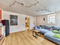 Vielseitiges Wohnensemble mit zwei Eingängen & traumhaftem Garten mit großem Pool - Wohnzimmer EG vorderes Haus