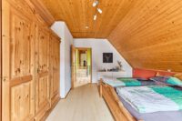 Vielseitiges Wohnensemble mit zwei Eingängen & traumhaftem Garten mit großem Pool - Schlafzimmer OG vorderes Haus