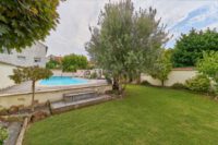Vielseitiges Wohnensemble mit zwei Eingängen & traumhaftem Garten mit großem Pool - Garten mit Pool
