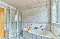 Vielseitiges Wohnensemble mit zwei Eingängen & traumhaftem Garten mit großem Pool - Badzimmer OG hinteres Haus