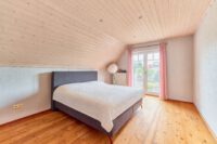 Vielseitiges Wohnensemble mit zwei Eingängen & traumhaftem Garten mit großem Pool - Schlafzimmer OG hinteres Haus