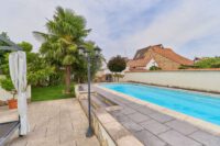 Vielseitiges Wohnensemble mit zwei Eingängen & traumhaftem Garten mit großem Pool - Garten mit Pool