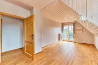 Vielseitiges Wohnensemble mit zwei Eingängen & traumhaftem Garten mit großem Pool - Gästezimmer OG hinteres Haus