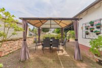 Vielseitiges Wohnensemble mit zwei Eingängen & traumhaftem Garten mit großem Pool - Pergola