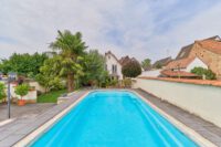 Vielseitiges Wohnensemble mit zwei Eingängen & traumhaftem Garten mit großem Pool - Garten mit Pool