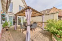 Vielseitiges Wohnensemble mit zwei Eingängen & traumhaftem Garten mit großem Pool - Pergola
