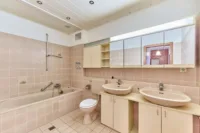 Potenzial auf zwei Ebenen – Maisonette-Wohnung mit attraktiver Perspektive - Badezimmer