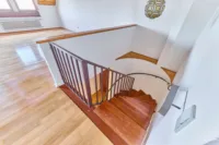 Potenzial auf zwei Ebenen – Maisonette-Wohnung mit attraktiver Perspektive - Treppe_OG