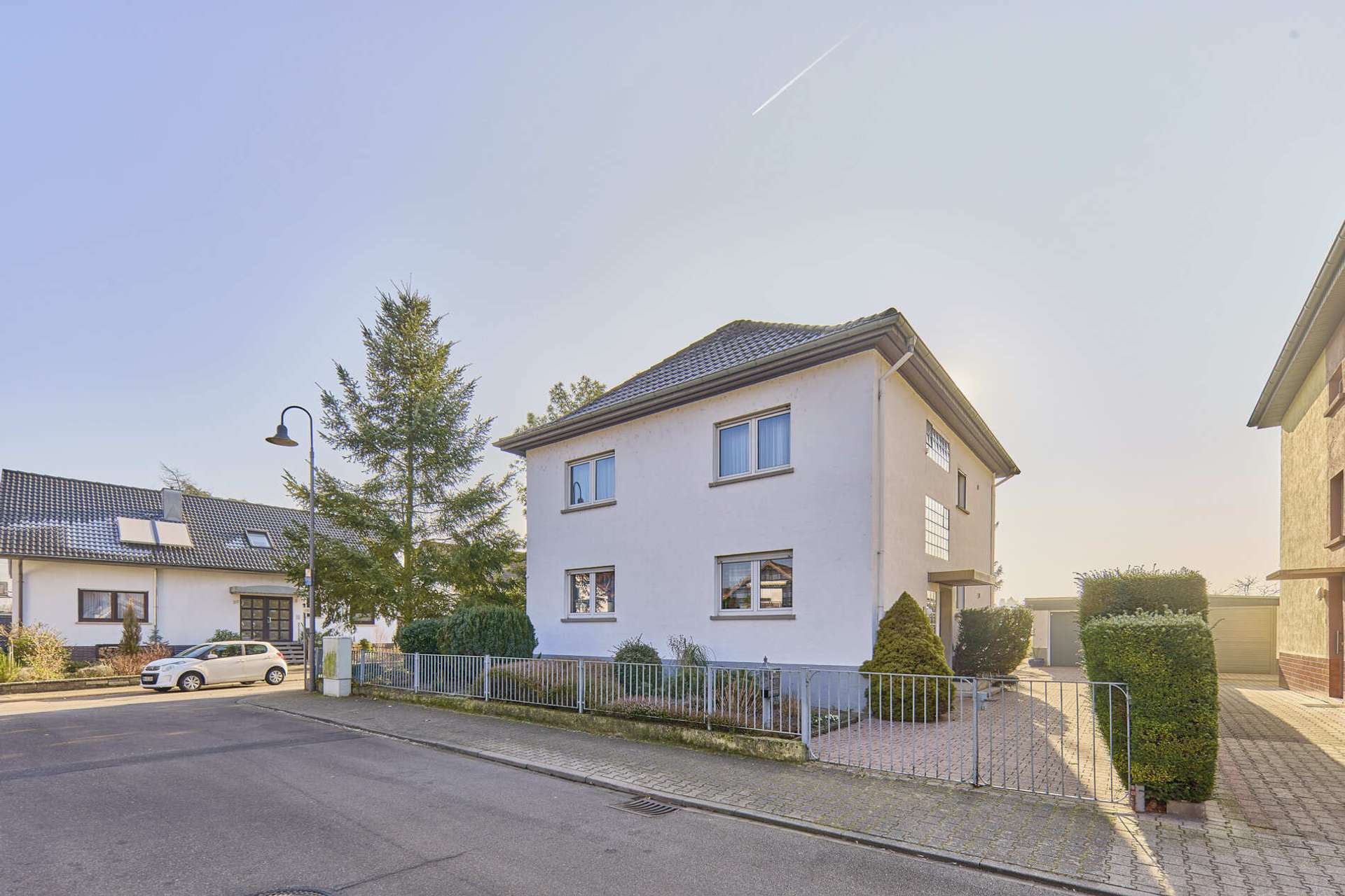 Stilvolles Wohnhaus mit zwei Einheiten – traumhafter Weitblick & Garten in Feldrandlage/Erbbaurecht, 68782 Brühl, Einfamilienhaus