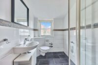 Ein Kauf – 2 Möglichkeiten: 4-Zimmer-Maisonette oder zwei separate Wohneinheiten als Kapitalanlage - Badezimmer DG