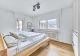 Renoviertes Schmuckstück: Stilvolle Doppelhaushälfte in naturnaher Lage - Schlafzimmer