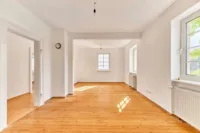 Einfamilienhaus mit Altbaucharme und außergewöhnlichem Entwicklungspotenzial - Wohn- und Esszimmer