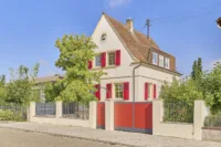 Einfamilienhaus mit Altbaucharme und außergewöhnlichem Entwicklungspotenzial - Straßenansicht