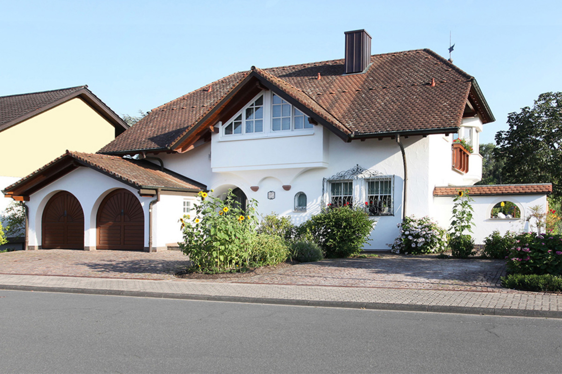 Exklusive Villa im Stil eines Südtiroler Chalets in traumhafter Randlage von Haßloch, 67454 Haßloch, Villa