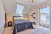 Elegantes Architektenhaus mit optimaler Raumaufteilung vereint Design, Komfort & Natur - Schlafzimmer
