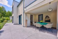 Elegantes Architektenhaus mit optimaler Raumaufteilung vereint Design, Komfort & Natur - Terrasse