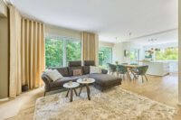 Elegantes Architektenhaus mit optimaler Raumaufteilung vereint Design, Komfort & Natur - Wohnzimmer