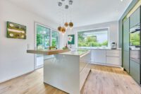 Elegantes Architektenhaus mit optimaler Raumaufteilung vereint Design, Komfort & Natur - Küche