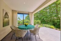Elegantes Architektenhaus mit optimaler Raumaufteilung vereint Design, Komfort & Natur - Terrasse