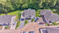 Elegantes Architektenhaus mit optimaler Raumaufteilung vereint Design, Komfort & Natur - Drohnenaufnahme
