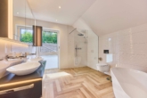 Elegantes Architektenhaus mit optimaler Raumaufteilung vereint Design, Komfort & Natur - Badezimmer