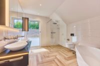 Elegantes Architektenhaus mit optimaler Raumaufteilung vereint Design, Komfort & Natur - Badezimmer