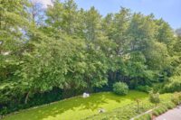 Elegantes Architektenhaus mit optimaler Raumaufteilung vereint Design, Komfort & Natur - Garten