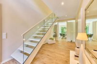 Elegantes Architektenhaus mit optimaler Raumaufteilung vereint Design, Komfort & Natur - Flur