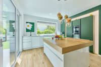Elegantes Architektenhaus mit optimaler Raumaufteilung vereint Design, Komfort & Natur - Küche