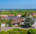 Architektenhaus mit Einliegerwohnung & traumhaftem Weitblick über die Rheinebene - Straßenansicht