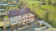 Wohnen mit Weitblick ins Grüne – Doppelhaushälfte mit Gartenparadies - Drohnenaufnahme