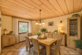 Wohnen mit Weitblick ins Grüne – Doppelhaushälfte mit Gartenparadies - Esszimmer (digitales Staging)