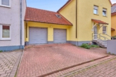 Helle & moderne 4-Zimmer-Wohnung auf zwei Etagen mit Balkon, Garage & PV-Anlage in Feldnähe - Außenansicht mit Garage