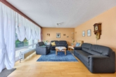 Großzügiges Zuhause mit sonniger Terrasse und liebevoll angelegtem Garten - Wohnzimmer