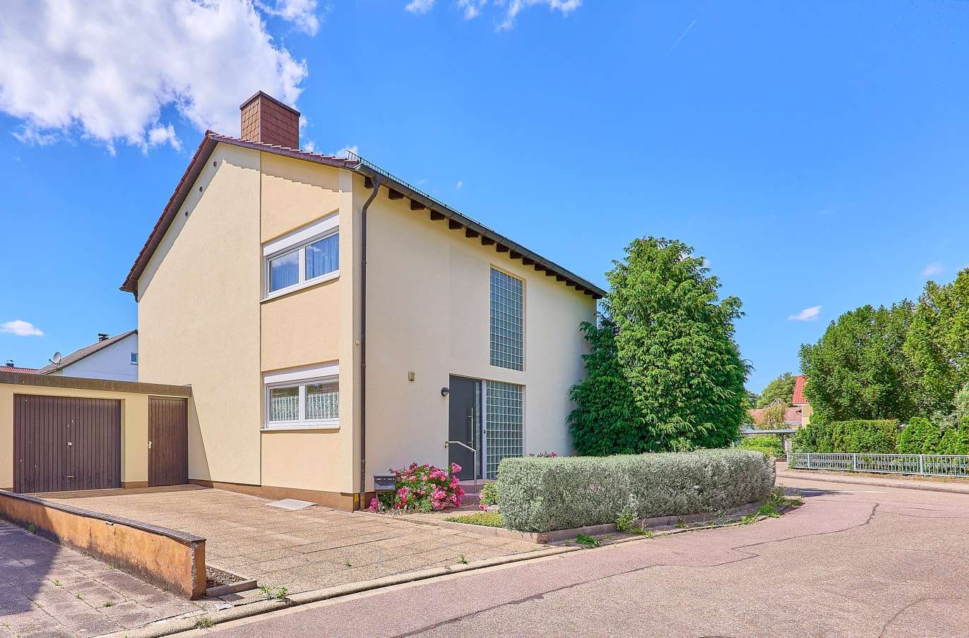 Großzügiges Zuhause mit sonniger Terrasse und liebevoll angelegtem Garten, 76744 Wörth am Rhein, Einfamilienhaus