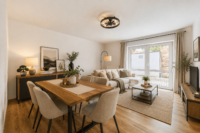 Individuelles Wohnen hinter historischem Torbogen – 2019 modernisiertes Wohnhaus mit Terrasse - Wohn-/Esszimmer (digitales Staging)