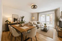 Individuelles Wohnen hinter historischem Torbogen – 2019 modernisiertes Wohnhaus mit Terrasse - Wohn-/Esszimmer (digitales Staging)