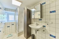 Individuelles Wohnen hinter historischem Torbogen – 2019 modernisiertes Wohnhaus mit Terrasse - Badezimmer