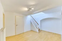 Individuelles Wohnen hinter historischem Torbogen – 2019 modernisiertes Wohnhaus mit Terrasse - Eingangsbereich