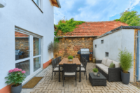 Individuelles Wohnen hinter historischem Torbogen – 2019 modernisiertes Wohnhaus mit Terrasse - Terrasse (digitales Staging)