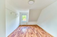 Individuelles Wohnen hinter historischem Torbogen – 2019 modernisiertes Wohnhaus mit Terrasse - Zimmer